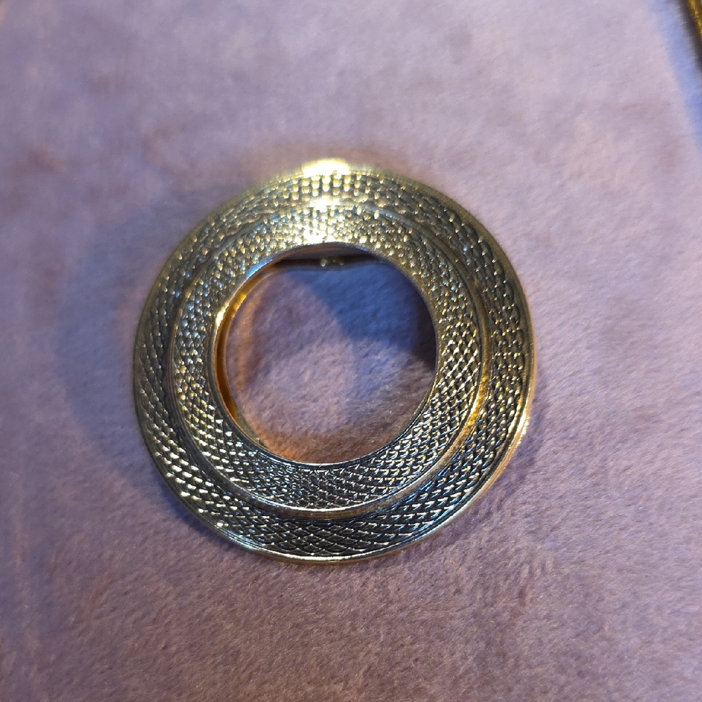 Vintage Lieba USA Gold-Tone Circular Scarf Clip